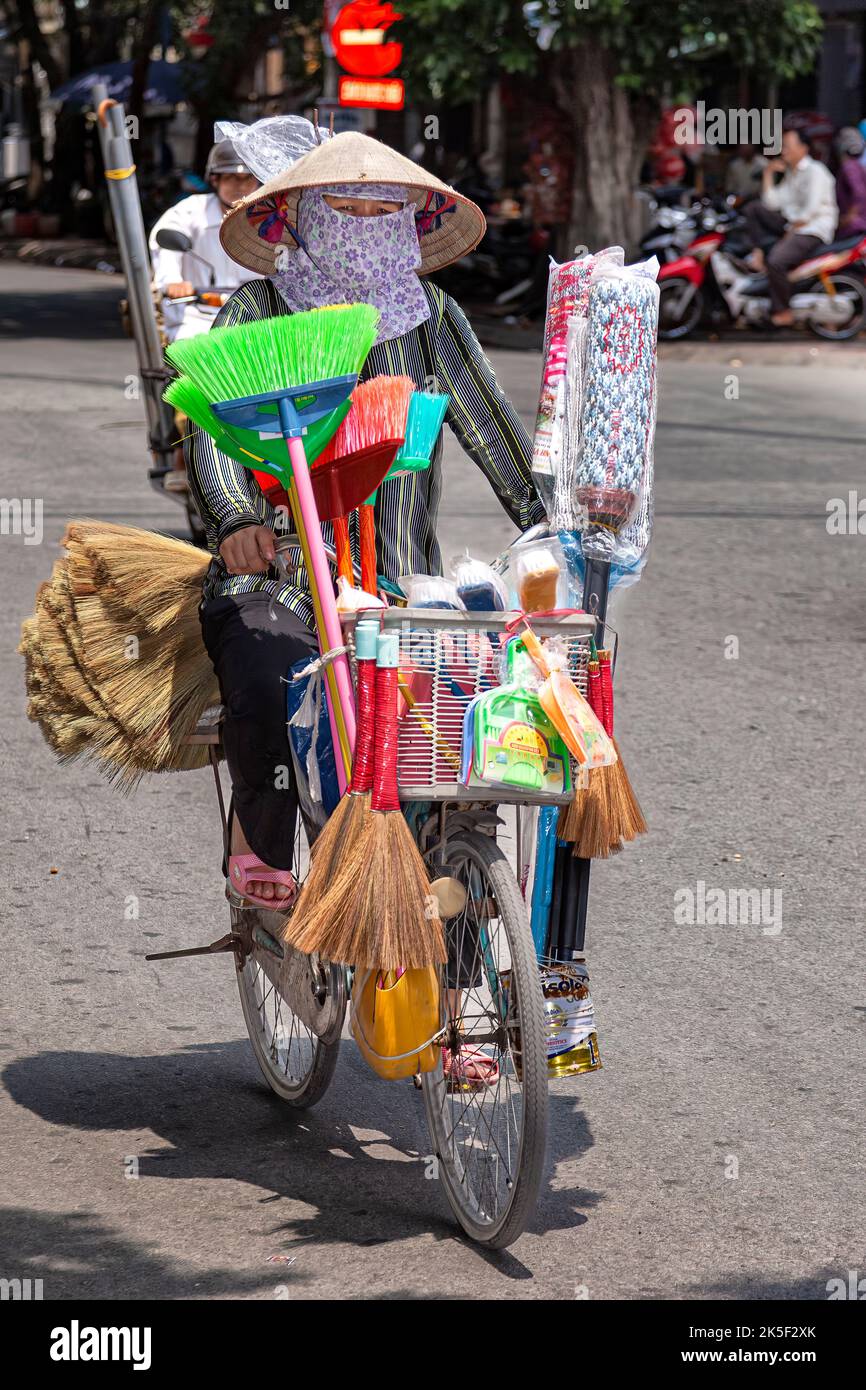 Venditore di strada che indossa cappello di bambù con bicicletta, Hai Phong, Vietnam Foto Stock