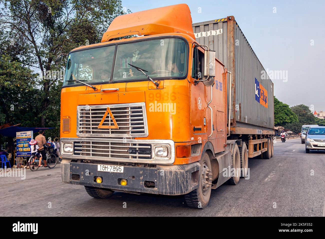 Camion vietnamita container su autostrada da Hai Phong ad Hanoi, Vietnam Foto Stock