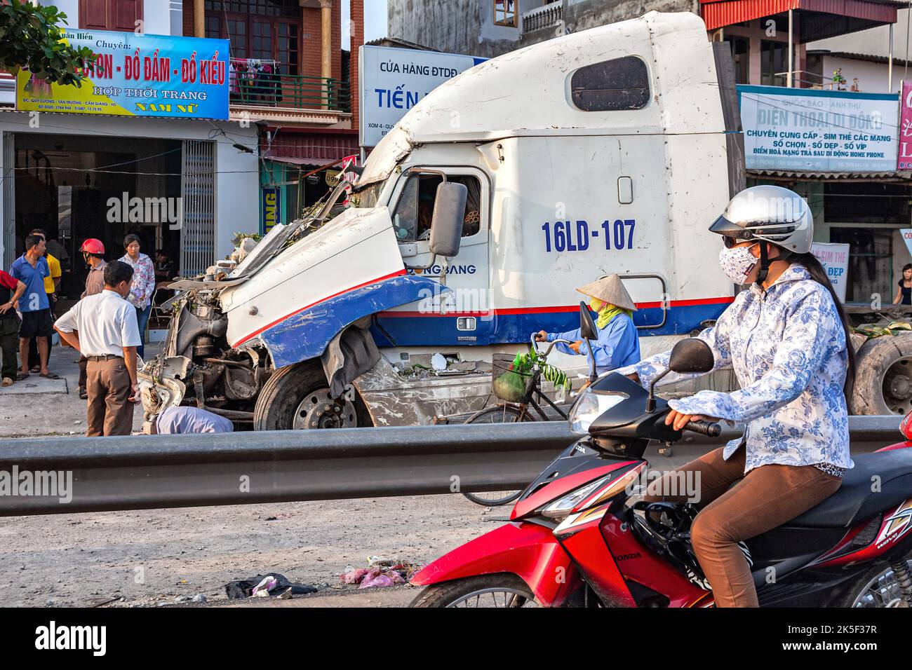 Motocicletta incidente camion di passaggio sulla strada di servizio su Hai Phong a Hanoi strada, Vietnam Foto Stock