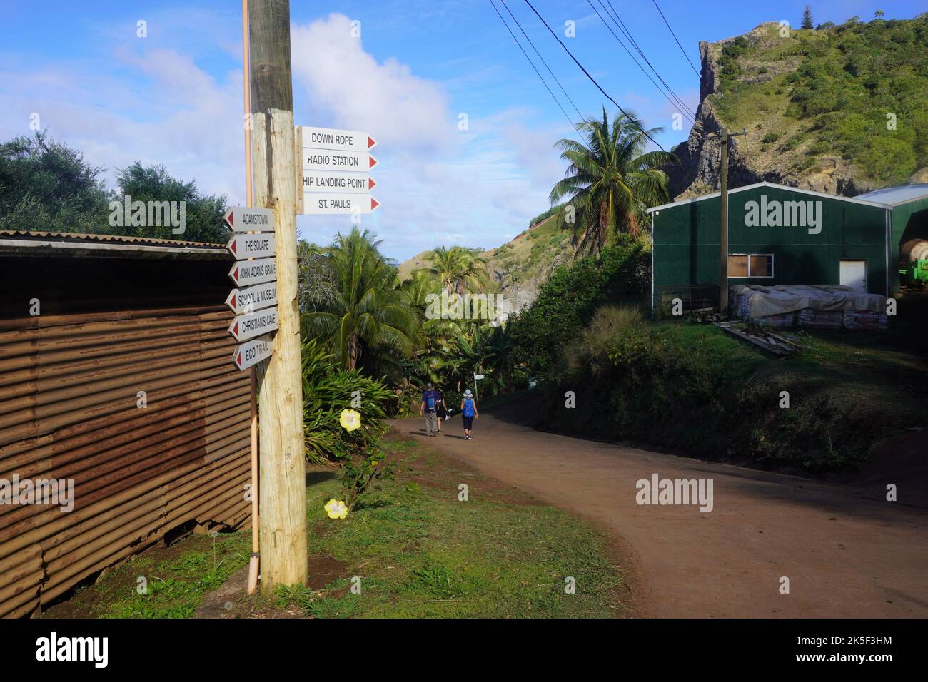 Pitcairn Island Paesaggio con persone che camminano lungo una strada Foto Stock