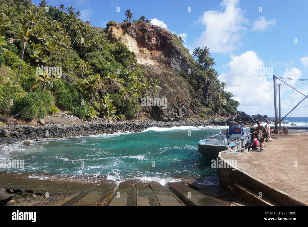 Rampa di attracco per barche a Bounty Bay sull'isola di Pitcairn Foto Stock