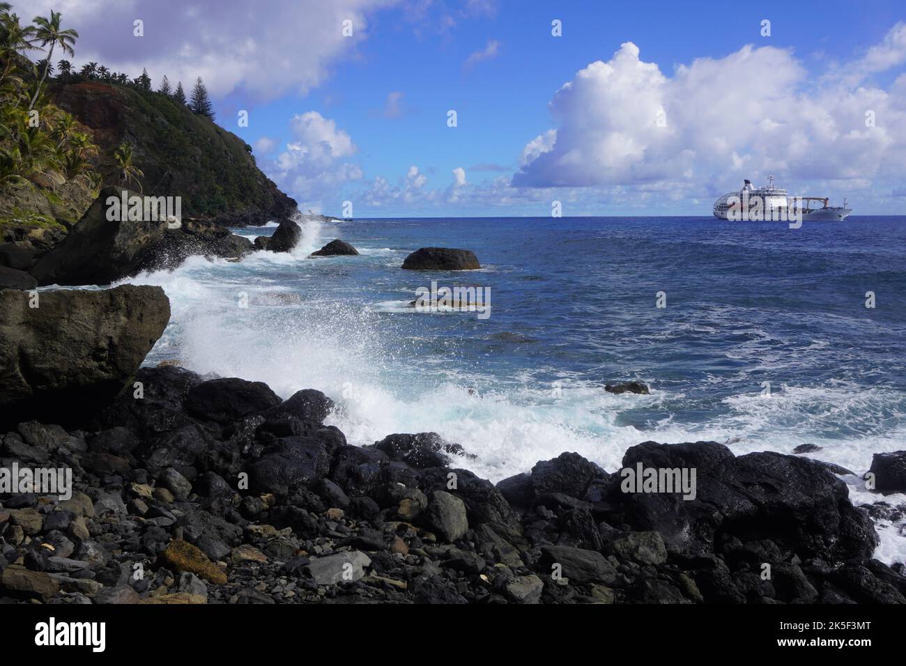 Bounty Bay di Pitcairn Island con nave da carico per passeggeri offshore Foto Stock