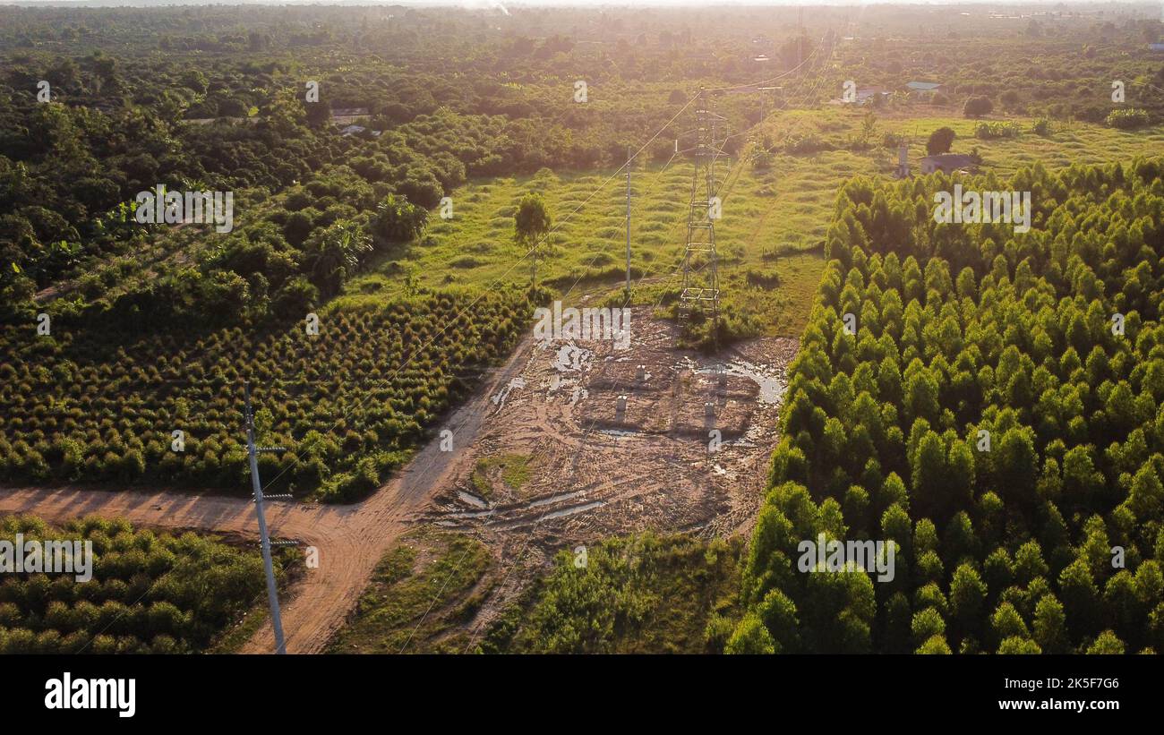 Vista aerea del sito di costruzione di una fondazione a traliccio ad alta tensione. Vista dall'alto della costruzione di linee elettriche nella foresta. Foto Stock