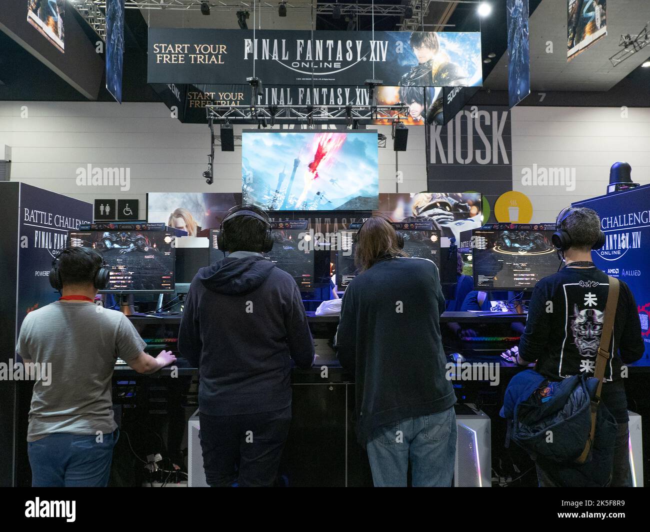 Melbourne, Australia, 7th ottobre 2022. Quattro persone giocano a Final Fantasy XIV con altri partecipanti online durante il primo giorno della mostra PAX di Melbourne. Credit: Jay Kogler/Alamy Live News Foto Stock