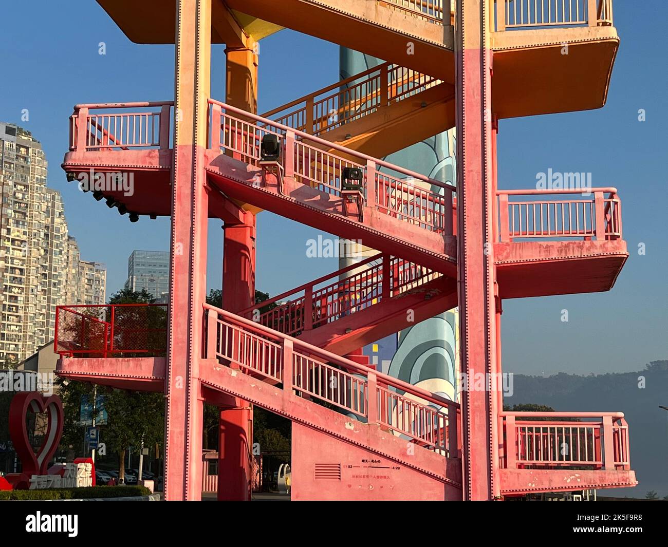 CHONGQING, CINA - 3 OTTOBRE 2022 - il 3 ottobre 2022, lungo il fiume Yangtze a Chongqing, Cina, si vede una "Rainbow Sky ladder" a otto piani. Foto Stock