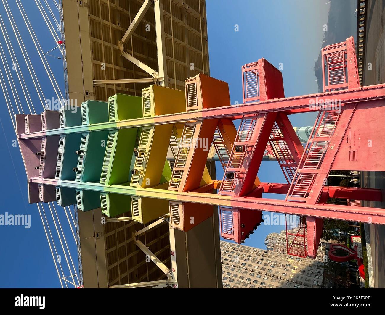 CHONGQING, CINA - 3 OTTOBRE 2022 - il 3 ottobre 2022, lungo il fiume Yangtze a Chongqing, Cina, si vede una "Rainbow Sky ladder" a otto piani. Foto Stock