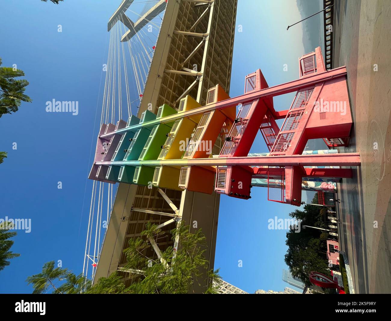 CHONGQING, CINA - 3 OTTOBRE 2022 - il 3 ottobre 2022, lungo il fiume Yangtze a Chongqing, Cina, si vede una "Rainbow Sky ladder" a otto piani. Foto Stock