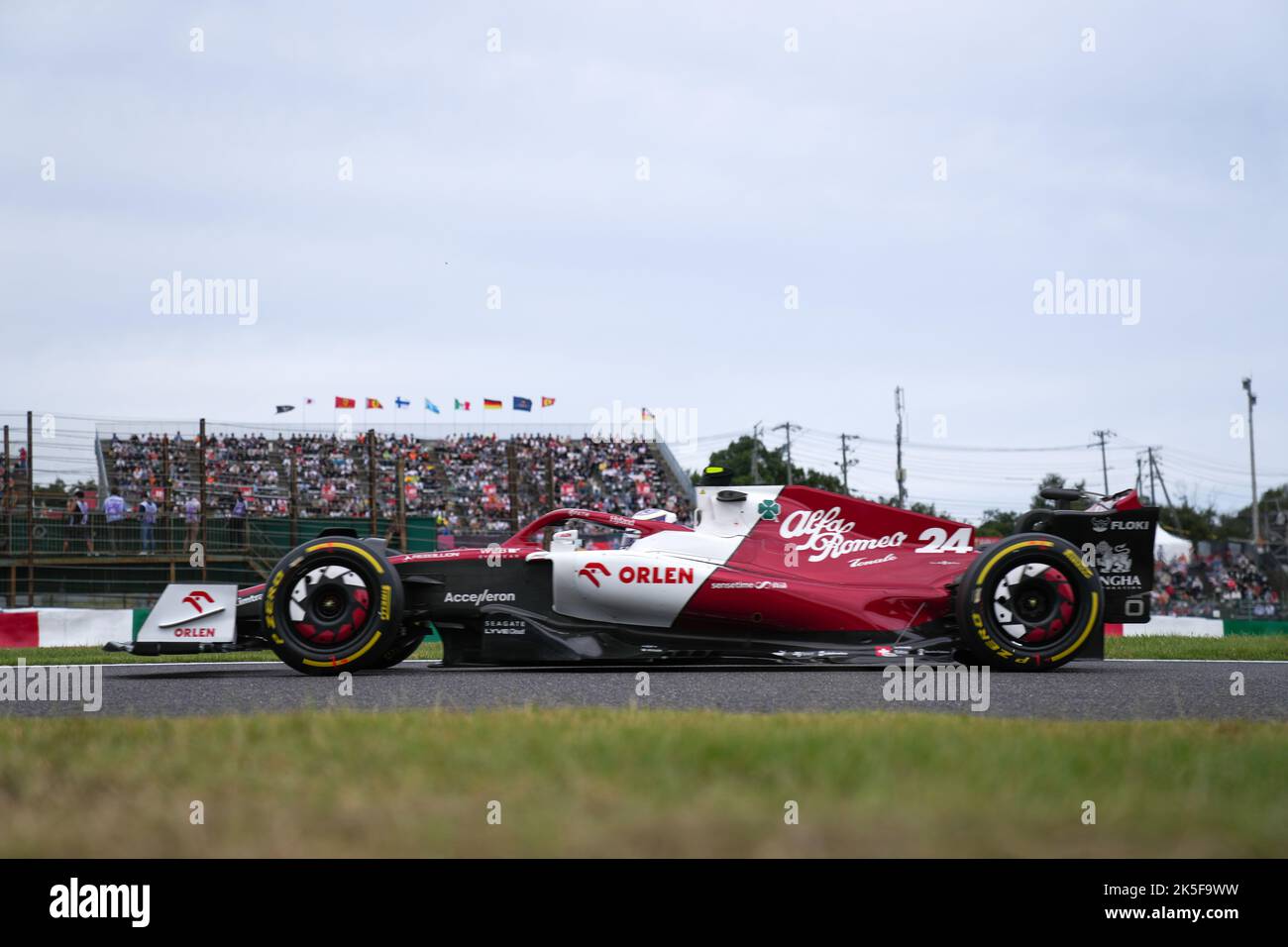 Suzuka, Giappone. 8th Ott 2022. Il pilota cinese di Alfa Romeo Zhou Guanyu compete durante la terza sessione di prove libere del Gran Premio di Formula uno del Giappone che si terrà sul circuito di Suzuka a Suzuka City, in Giappone, il 8 ottobre 2022. Credit: Zhang Xiaoyu/Xinhua/Alamy Live News Foto Stock