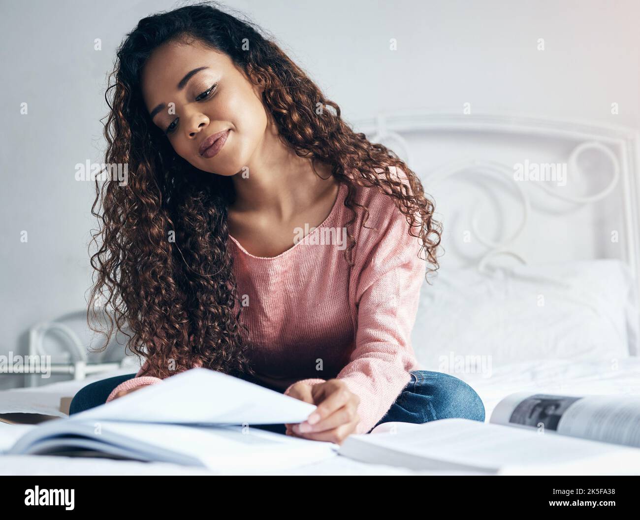 Educazione, borse di studio e studio con una studentessa donna che progetta e pensa a un progetto con libro a letto. Idea, pensiero e notebook con Foto Stock