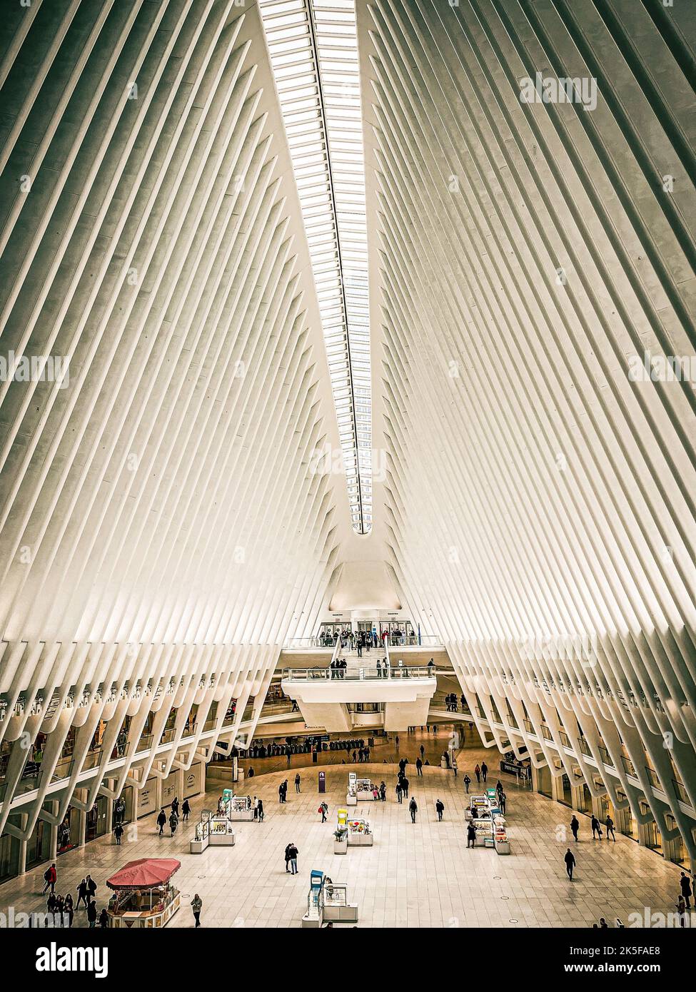 Una verticale di persone che visitano il World Trade Center di New York Foto Stock