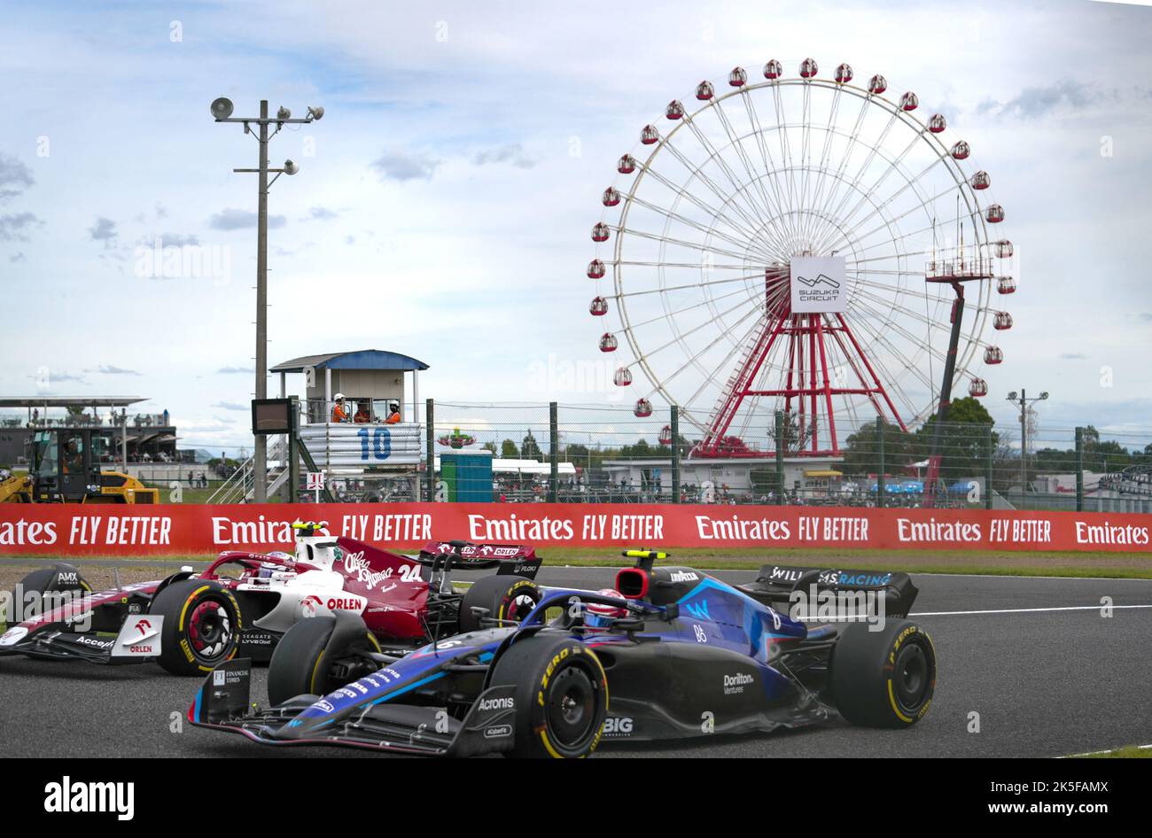 Suzuka, Giappone. 8th Ott 2022. Il pilota canadese della Williams Nicholas Latifi (davanti) e il pilota cinese della Alfa Romeo Zhou Guanyu gareggiano durante la terza sessione di prove libere del Gran Premio del Giappone di Formula uno che si terrà sul circuito di Suzuka a Suzuka City, in Giappone, il 8 ottobre 2022. Credit: Zhang Xiaoyu/Xinhua/Alamy Live News Foto Stock