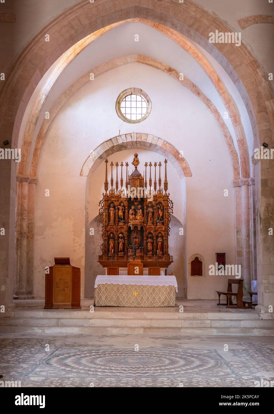 Interno della chiesa di Santa Maria a Mare alle Isole Tremiti in Puglia, formato verticale ideale per copertine di libri o riviste Foto Stock