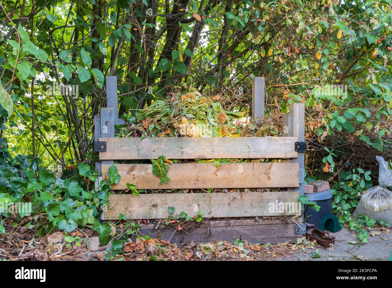 Cumulo di compost in giardino soleggiato in Ede Gelderland Paesi Bassi Foto Stock
