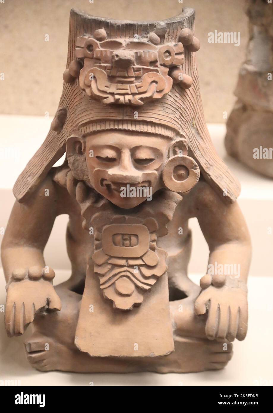 Urna funeraria di una figura antenata, Zapotec, Messico, in mostra al British Museum, Londra, Regno Unito Foto Stock