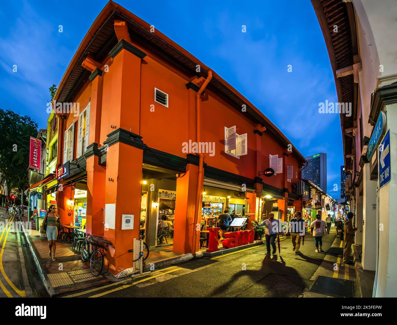 Sono... caffè lungo Haji Lane. Vicino alla Moschea del Sultano Masjid a Kampong Glam, Singapore. Foto Stock