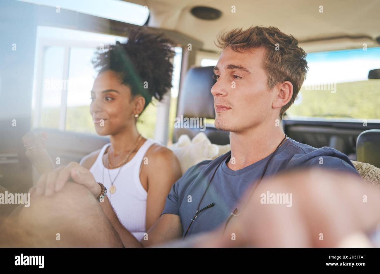 Viaggio in strada, caravan e coppia in un viaggio di campagna, safari avventura, o vacanza di viaggio e relax in estate. Giovani diversità persone o amici in Foto Stock