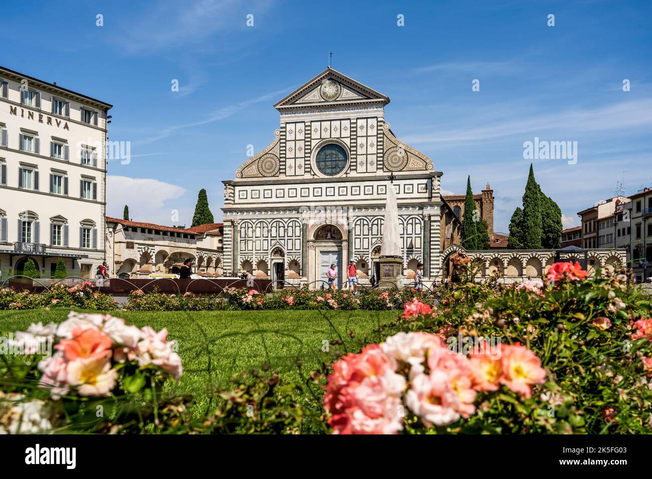 Vista esterna della Basilica di Santa Maria Novella a Firenze, con la sua facciata in marmo bianco in stile rinascimentale. Foto Stock