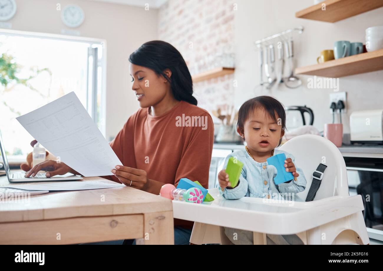 Madre, bambino e computer portatile in cucina, freelance e pagare le fatture mentre si lega con il bambino sindrome di Down. Disabilità, bambini e genitori multitasking Foto Stock