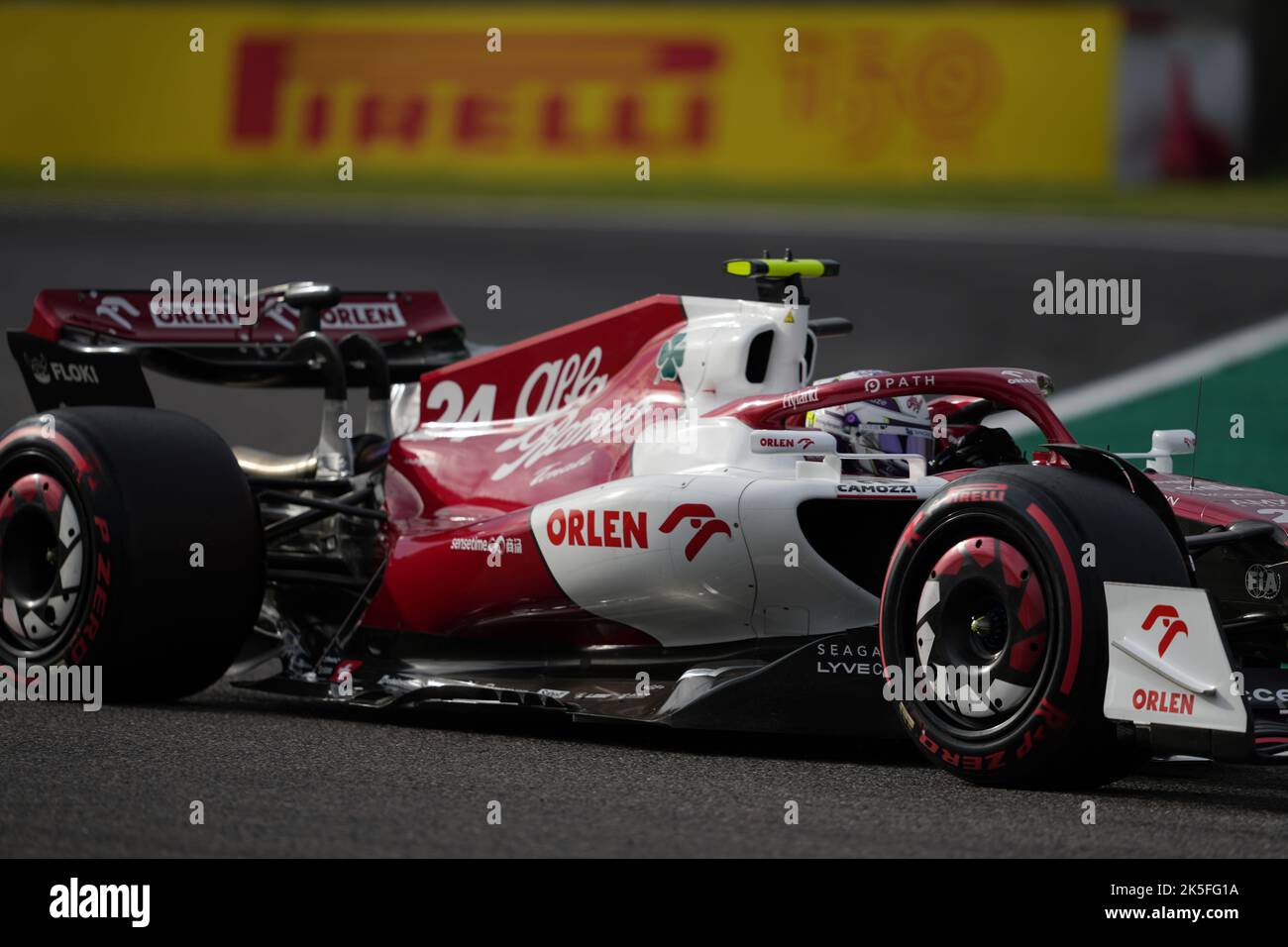 Suzuka, Giappone. 8th Ott 2022. Il pilota cinese di Alfa Romeo Zhou Guanyu compete durante la sessione di qualificazione del Gran Premio di Formula uno del Giappone che si terrà sul circuito di Suzuka a Suzuka City, in Giappone, il 8 ottobre 2022. Credit: Zhang Xiaoyu/Xinhua/Alamy Live News Foto Stock