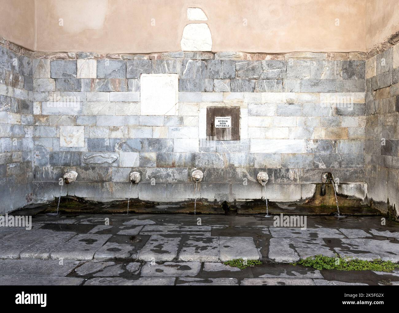 'Fonti di Marina', un'antica fontana vicino all'antico Porto di Piombino, costruita nel 13th ° secolo, centro di Piombino, regione Toscana, Italia Foto Stock