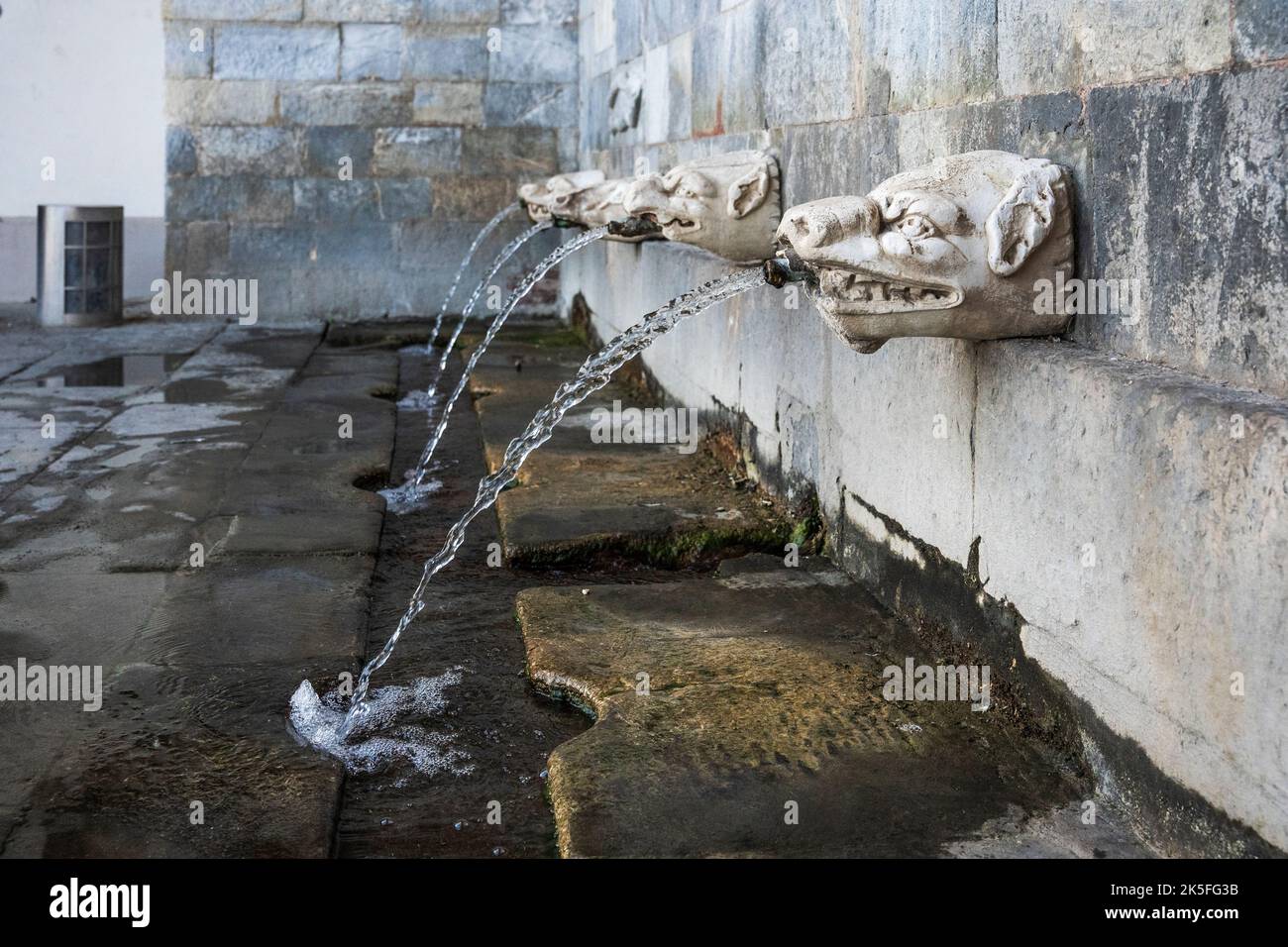 'Fonti di Marina', un'antica fontana vicino all'antico Porto di Piombino, costruita nel 13th ° secolo, centro di Piombino, regione Toscana, Italia Foto Stock