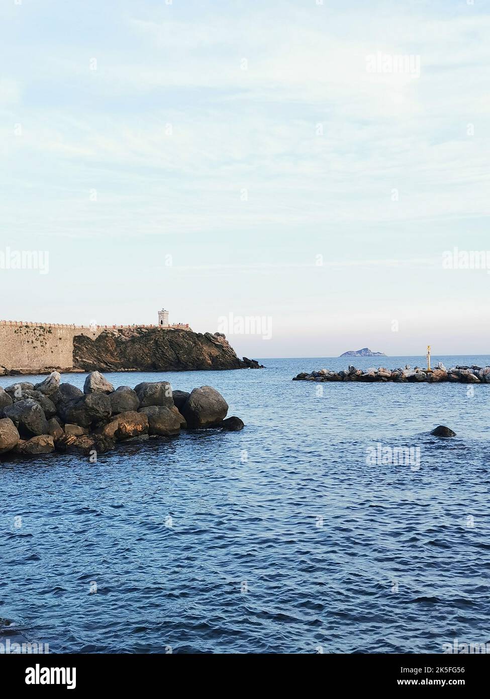 Piazza Bovio vista dalla Marina di Piombino con barche ormeggiate, Provincia di Livorno Toscana, Italia Foto Stock