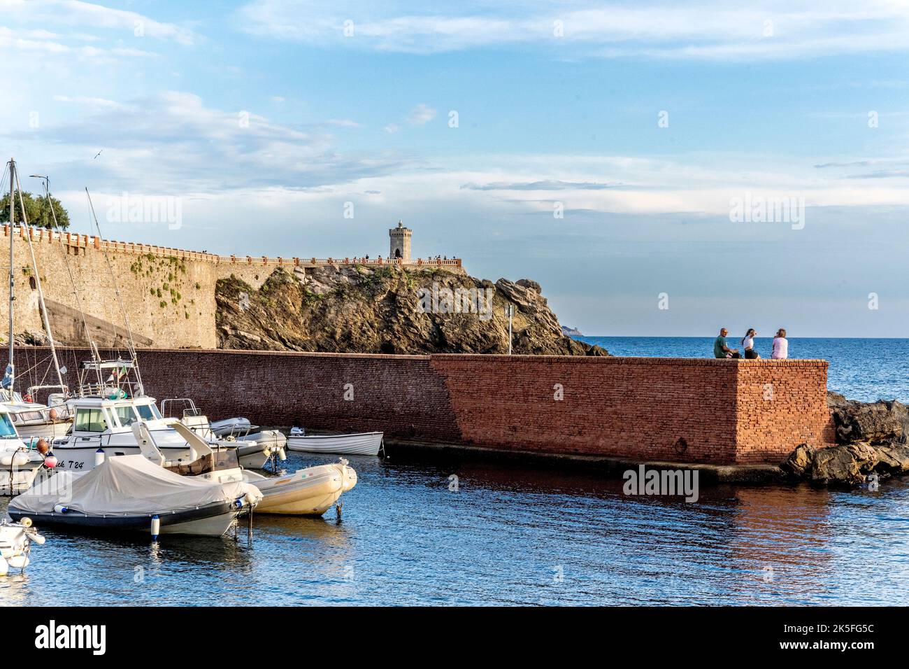Piazza Bovio vista dalla Marina di Piombino con barche ormeggiate, Provincia di Livorno Toscana, Italia Foto Stock