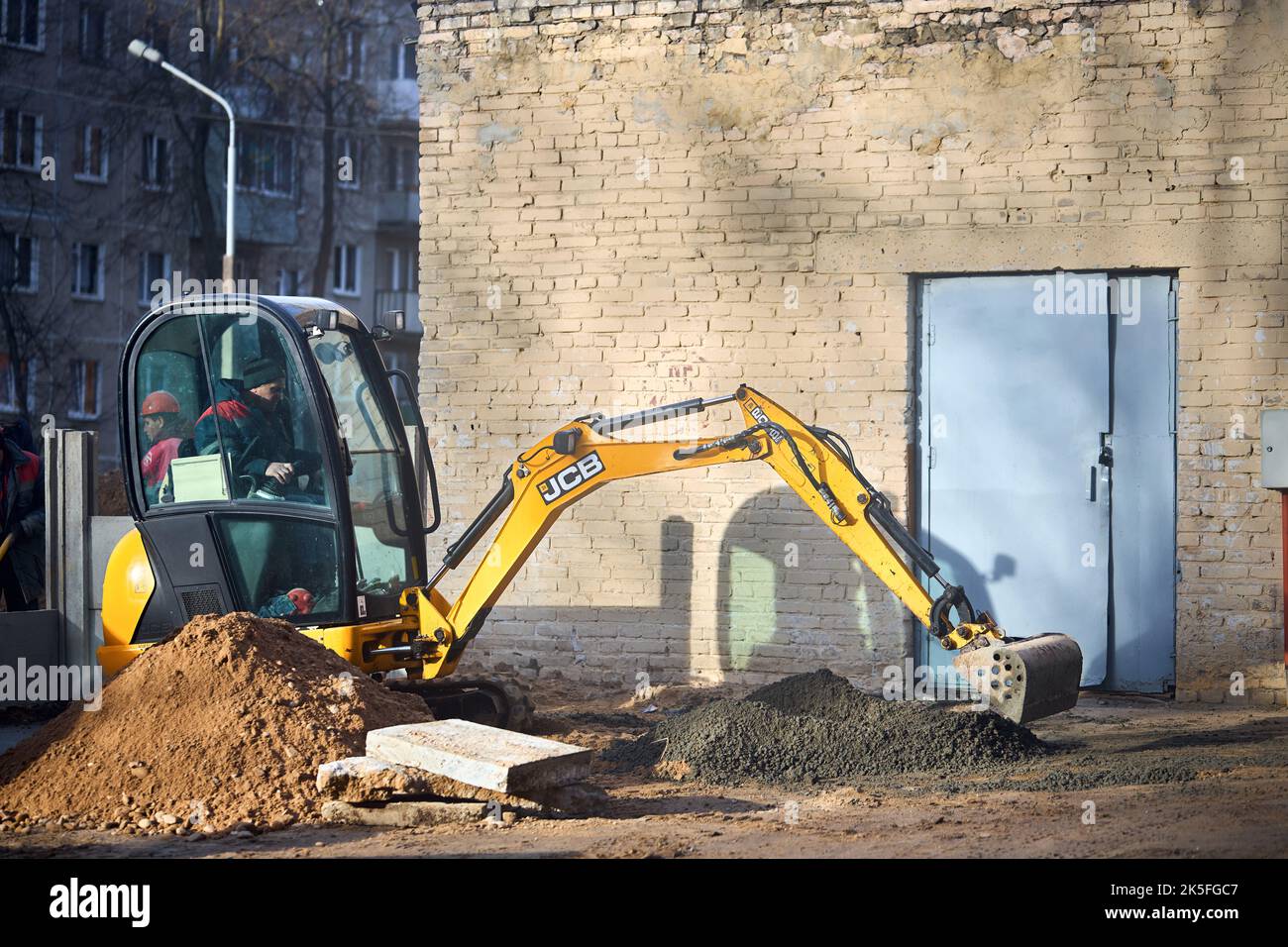 Grodno - Novembre 2021: Escavatore JCB 8018 CTS che scava sabbia e cemento in cantiere. Il mini escavatore JCB appartiene al segmento di macchine più piccolo Foto Stock