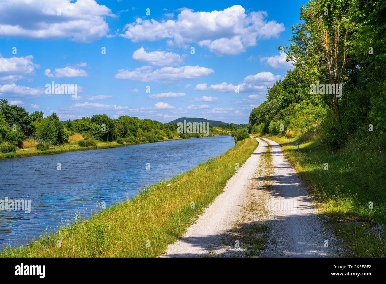 Strada sterrata lungo il canale Reno-meno-Danubio (Baviera, Germania) Foto Stock