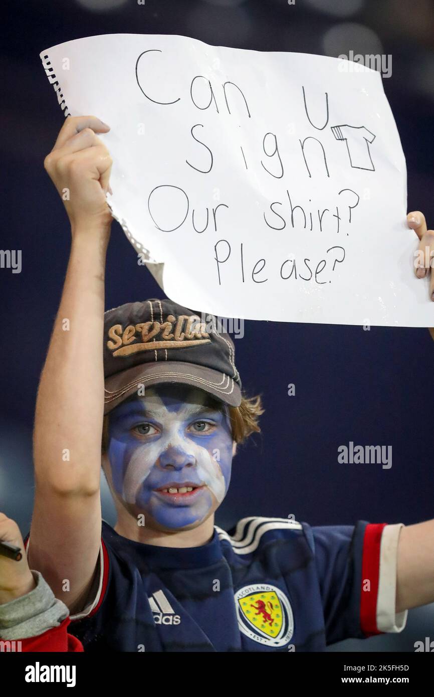 Giovane tifoso di calcio, sostenendo la Scozia, alla Coppa del mondo di donne FIFA gioca a Hampden, Glasgow, Scozia, tenendo un cartello che chiede autografi. Foto Stock