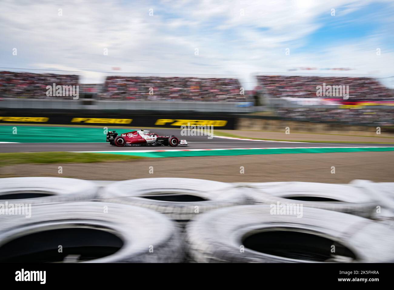 Suzuka, Giappone. 8th Ott 2022. Il pilota cinese di Alfa Romeo Zhou Guanyu guida durante la sessione di qualificazione del Gran Premio di Formula uno del Giappone che si terrà sul circuito di Suzuka a Suzuka City, in Giappone, il 8 ottobre 2022. Credit: Zhang Xiaoyu/Xinhua/Alamy Live News Foto Stock