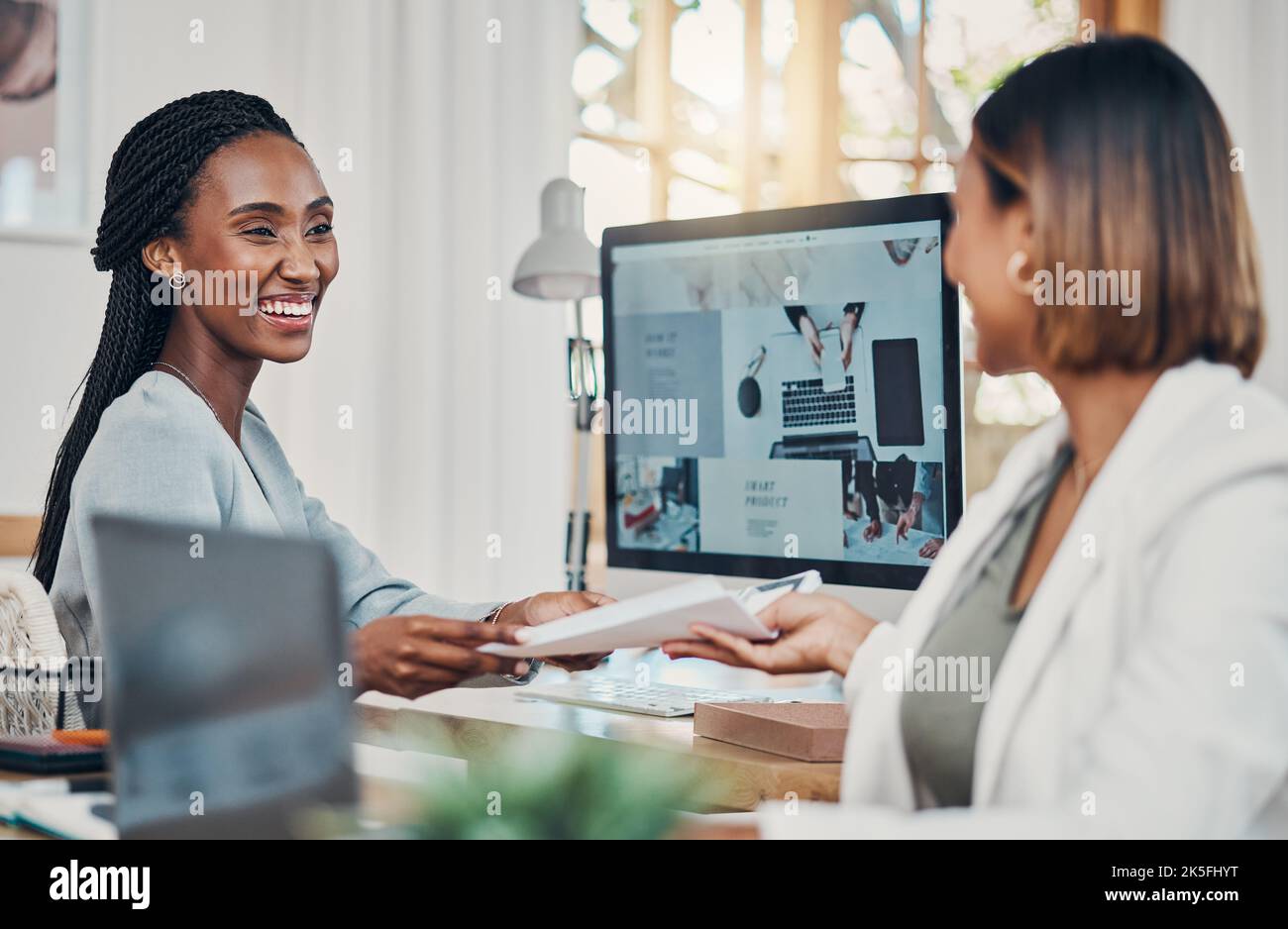 Donne, lavoro e documenti con carta alla scrivania per la pianificazione, il design e la ricerca in startup Office. Donna, manager e rapporto di lavoro al web design Foto Stock