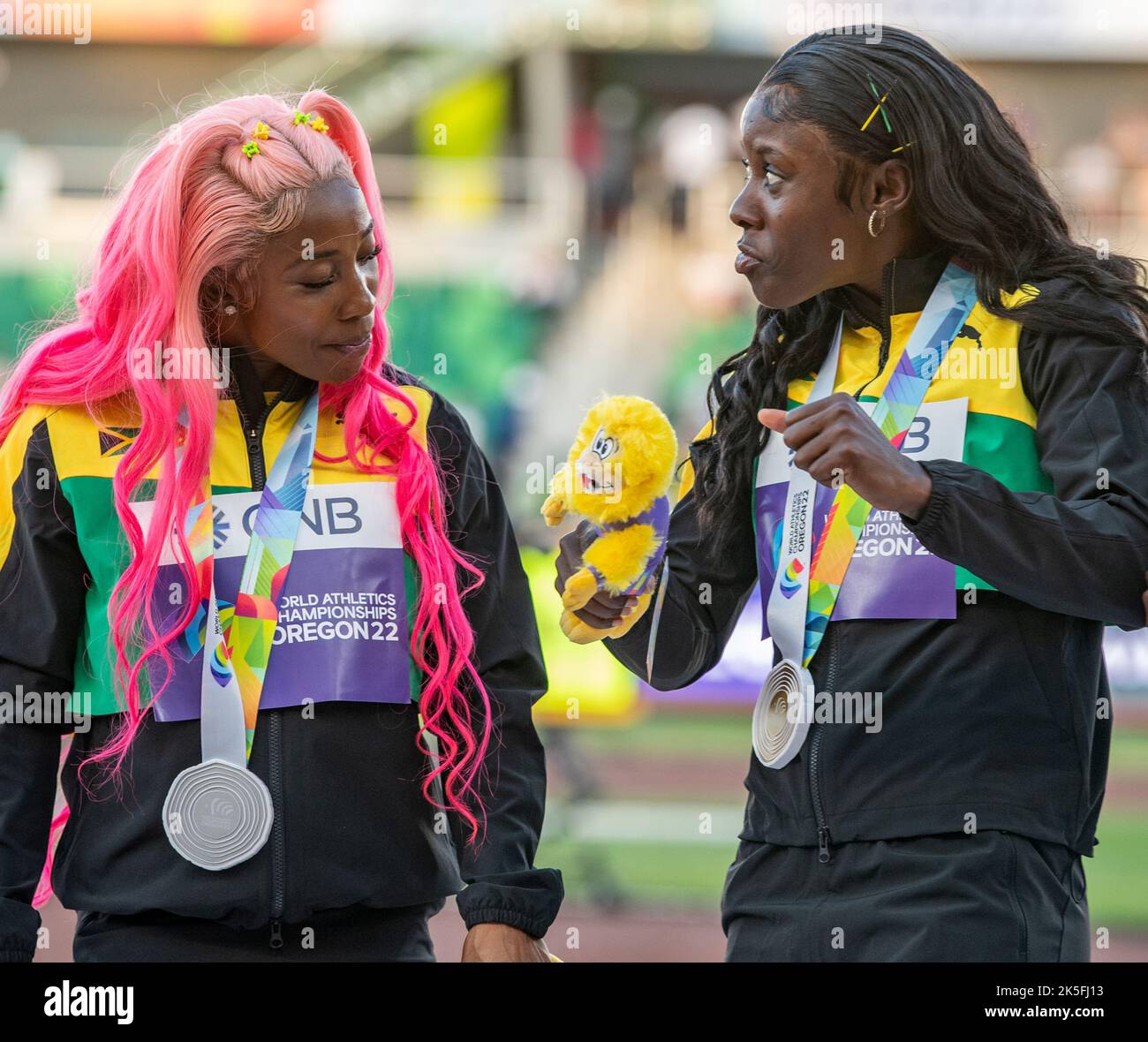 Shelly-Ann Fraser-Pryce e Shericka Jackson della Giamaica hanno presentato la medaglia per la 200m femminile al World Athletics Championships, Hayward Field, E. Foto Stock