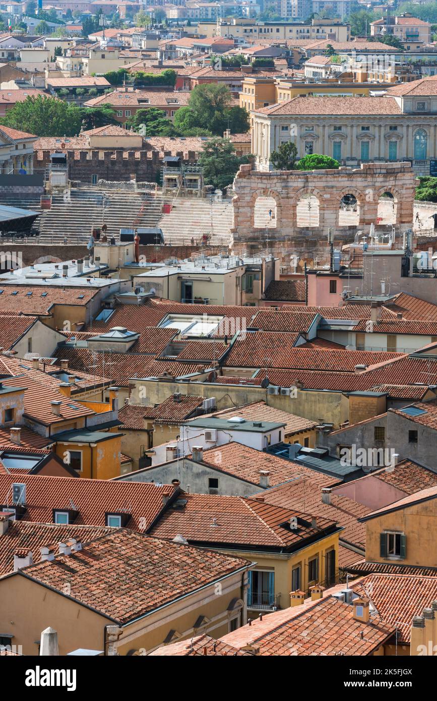 Aeroporto di Verona, vista sul centro storico di Verona che mostra l'Arena romana circondata da edifici rinascimentali, il Veneto Italia Foto Stock