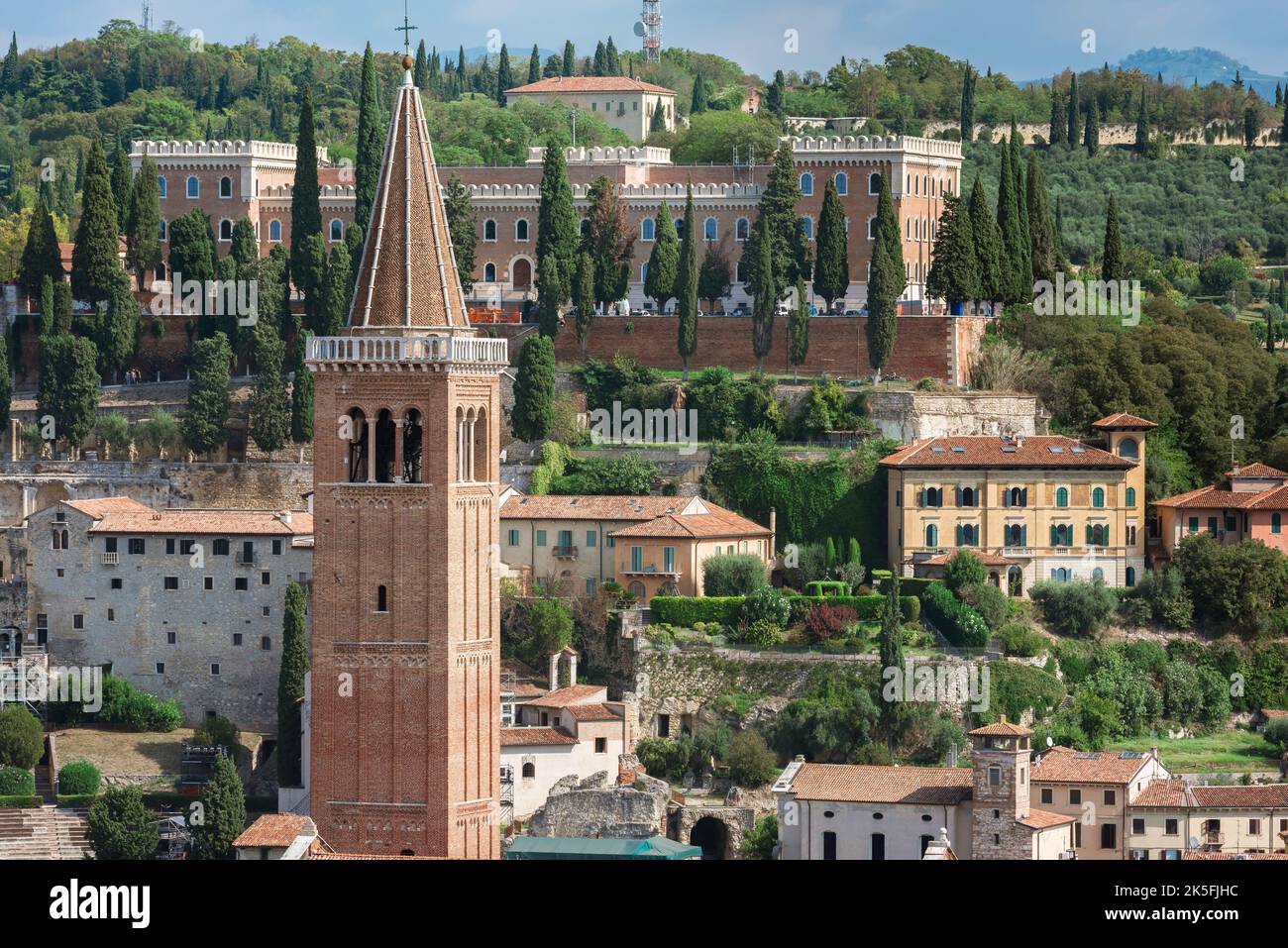 Veneto Italia, veduta del campanile di Sant'Anastasia raffigurata contro le colline ricoperte di cipressi a nord della storica città di Verona. Foto Stock