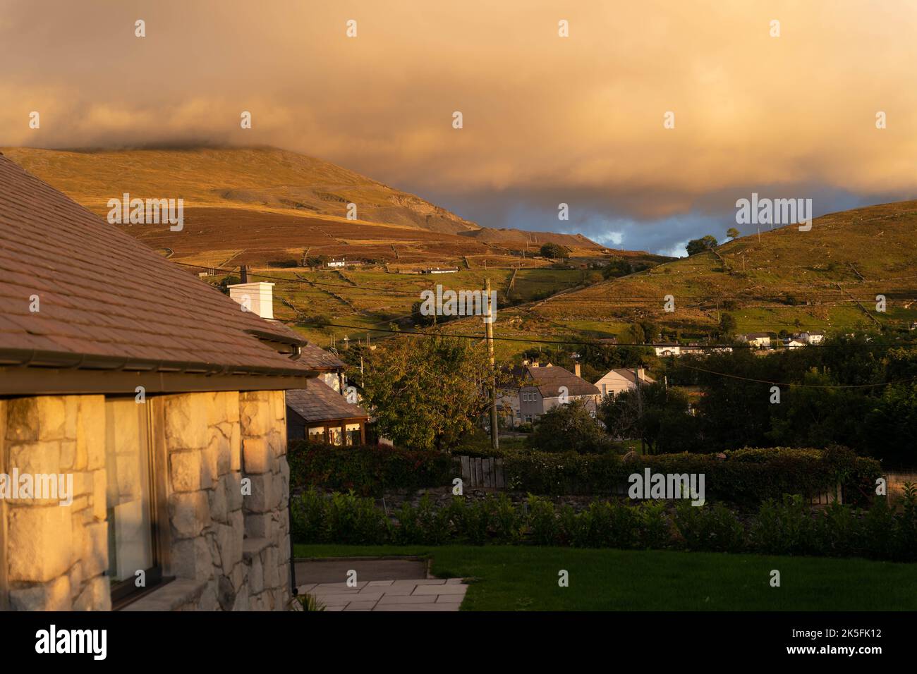 Una casa su una collina gallese al tramonto. Galles, Regno Unito Foto Stock