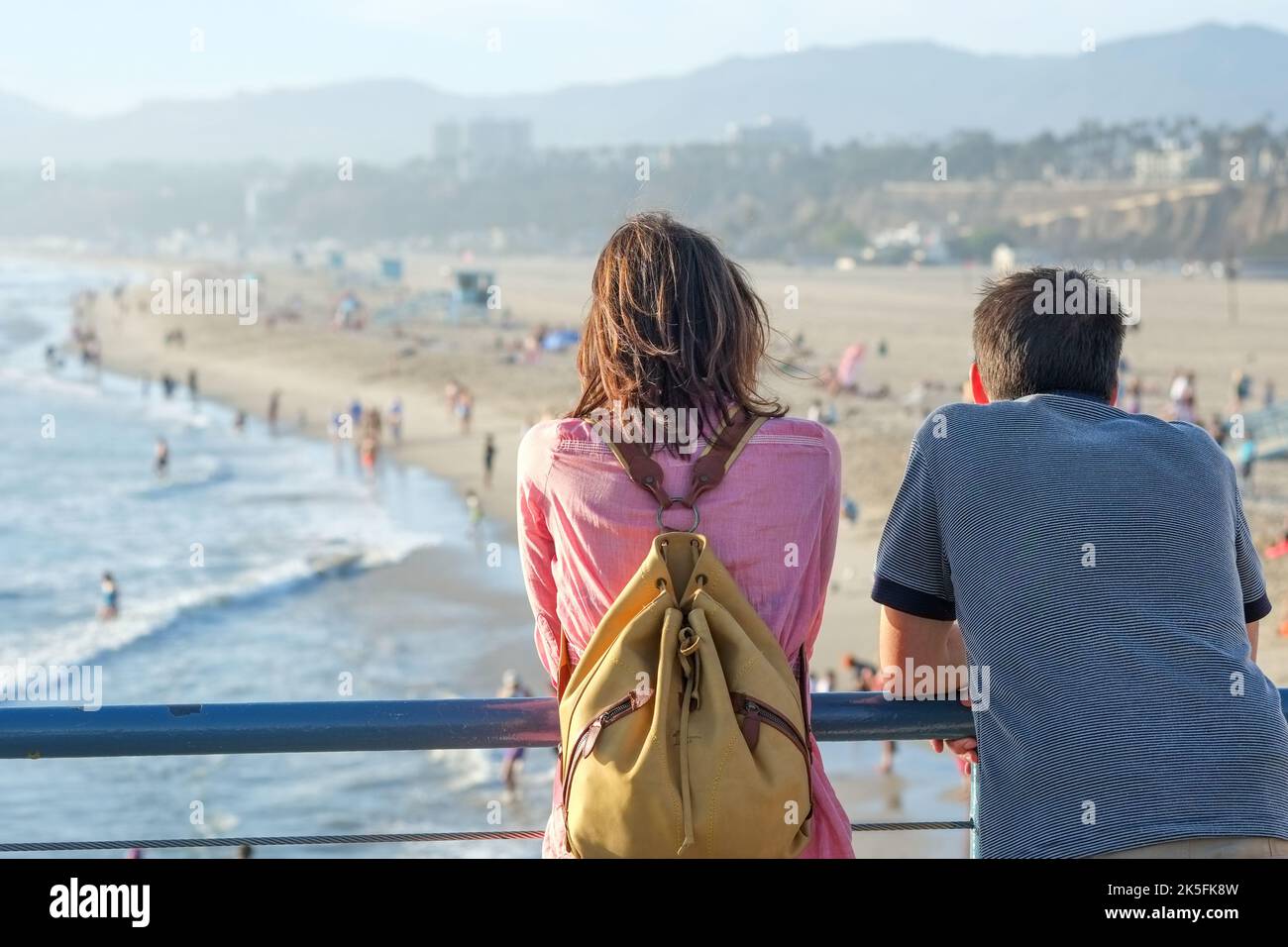 Santa Monica state Beach, vista dal molo di Santa Monica, è un'iconica spiaggia della costa del pacifico a Los Angeles, California, Stati Uniti Foto Stock