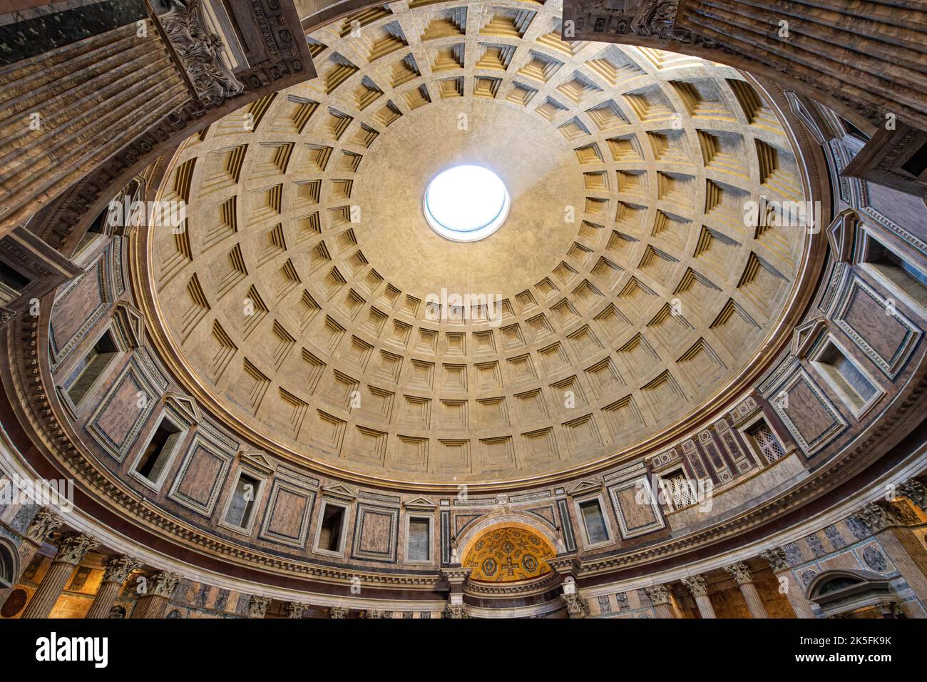 Pantheon (Basilica di Santa Maria ad Martiri o Basilica di San Maria e i Martiri), Basilica Cattolica Romana, Roma, Italia Foto Stock