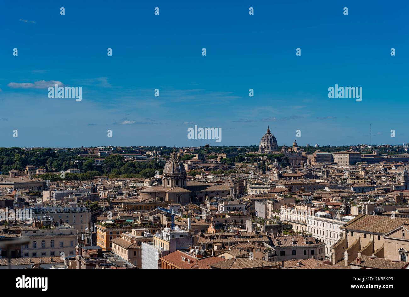 Vista panoramica del paesaggio storico di Roma con la cupola della Basilica di San Pietro sotto il cielo azzurro Foto Stock