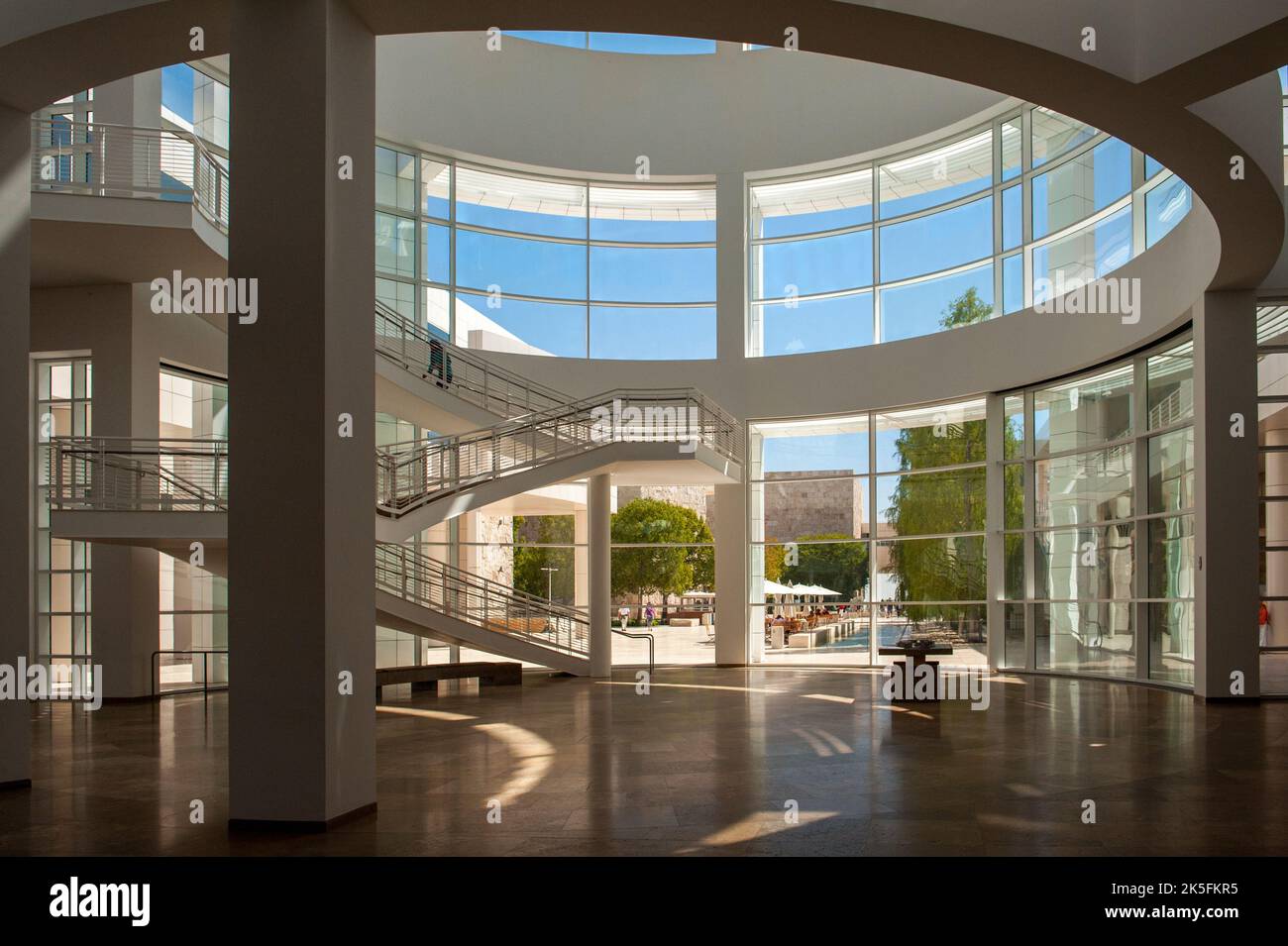 Il Getty Center, situato a Brentwood, si affaccia su Los Angeles ed è famoso per la sua architettura moderna e l'arte famosa in tutto il mondo Foto Stock