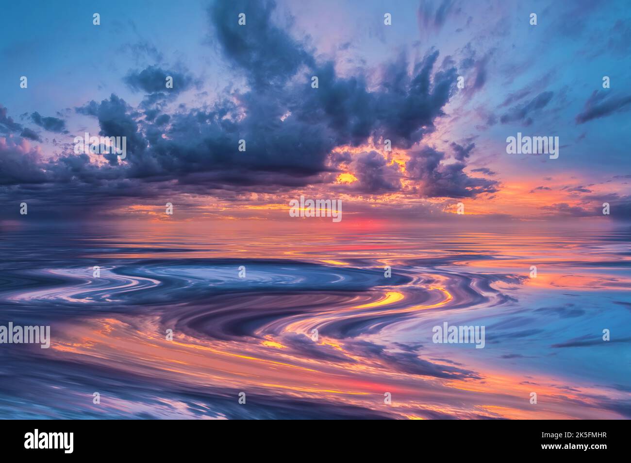 Nuvole vibranti al crepuscolo o all'alba riflesse sull'acqua calma Foto Stock