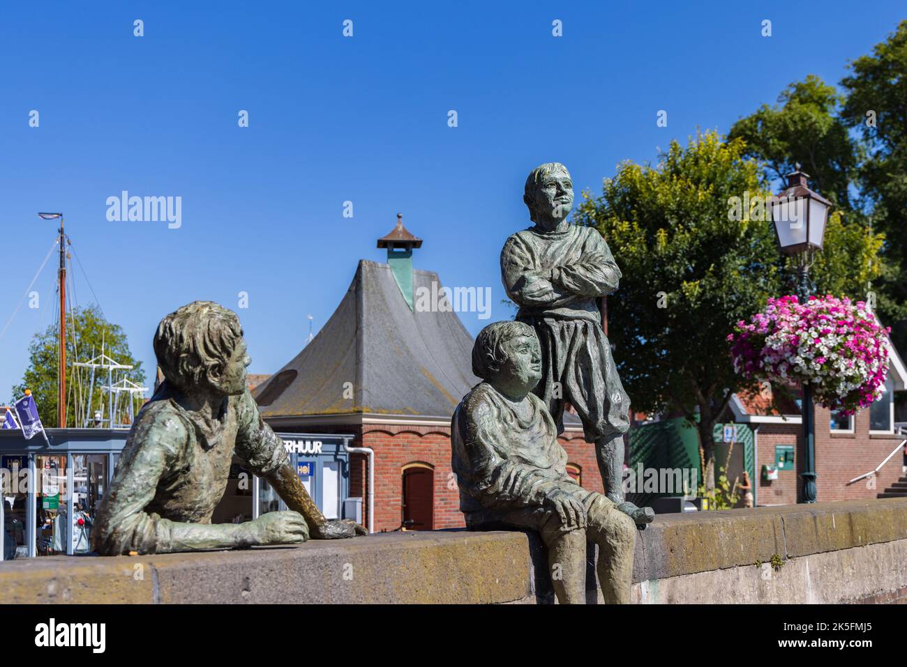 Hoorn Paesi Bassi - 11 agosto 2022: Scultura del ragazzo della nave nel vecchio porto di Hoorn accanto alla torre principale o Hoofdtoren a Hoorn, Olanda settentrionale, nei Paesi Bassi Foto Stock