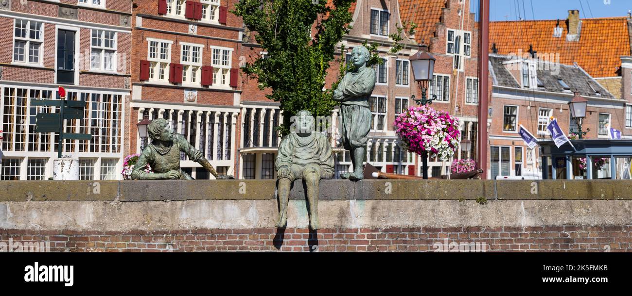 Hoorn Paesi Bassi - 11 agosto 2022: Scultura del ragazzo della nave nel vecchio porto di Hoorn accanto alla torre principale o Hoofdtoren a Hoorn, Olanda settentrionale, nei Paesi Bassi Foto Stock