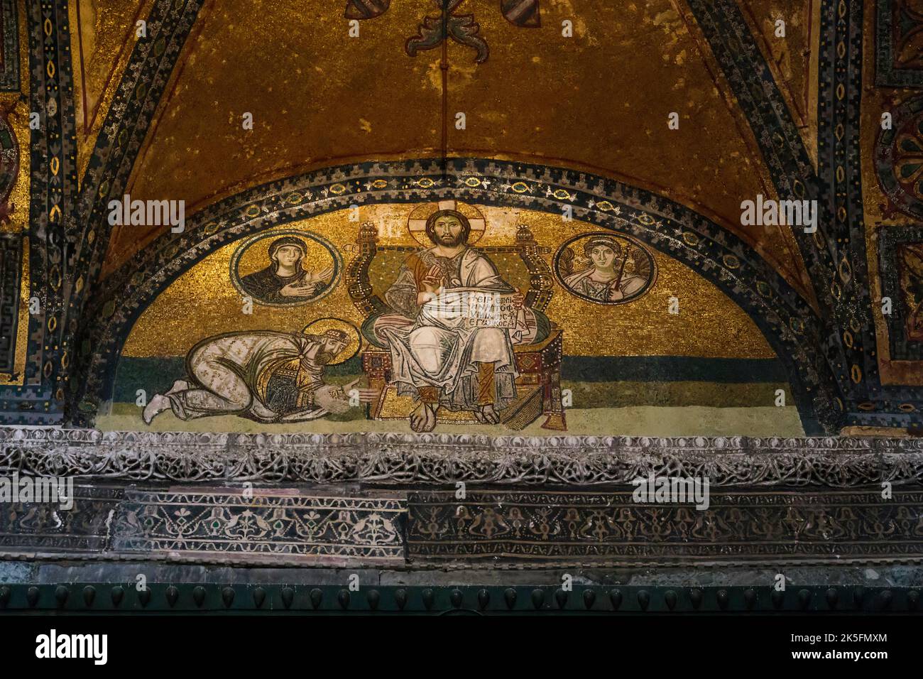 ISTANBUL, TURCHIA - 11 SETTEMBRE 2017: L'imperatore Leone VI si inginocchia davanti a Gesù Cristo sul mosaico della lunetta all'ingresso della Hagia Sophia. Foto Stock