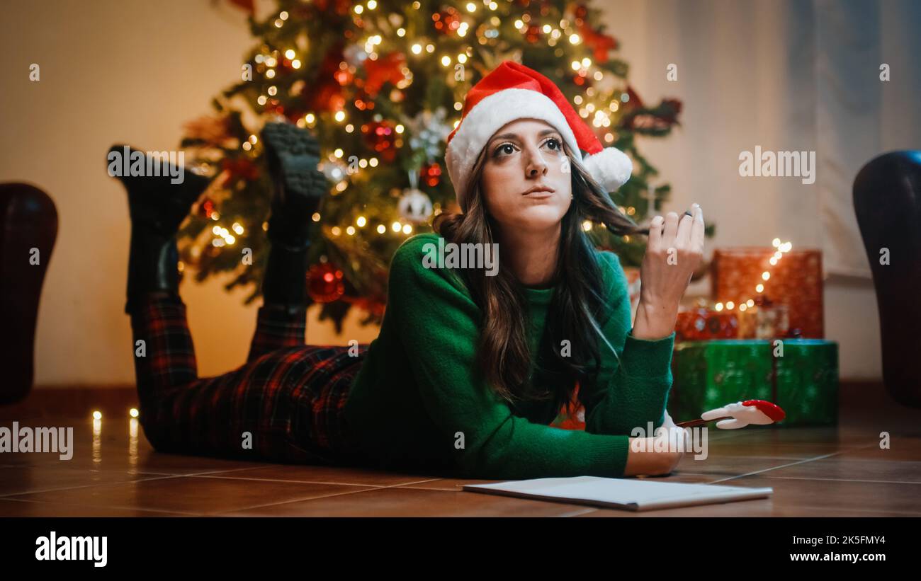 La ragazza scrive una lettera a babbo Natale Foto Stock