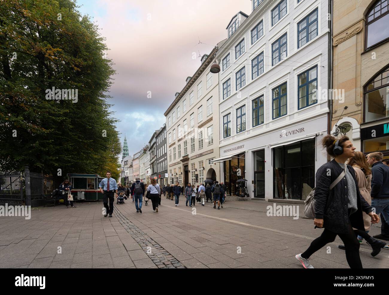 Copenaghen, Danimarca. Ottobre 2022. Persone a piedi in una strada del centro storico della città Foto Stock