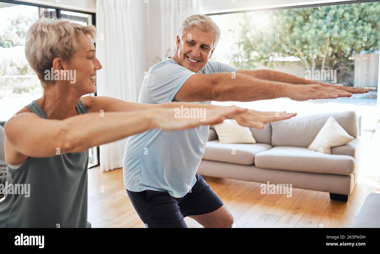 Fitness, pensione e coppia squat a casa per il benessere del corpo senior e la vitalità in Canada. Le persone anziane felici in matrimonio godono di stretching Foto Stock