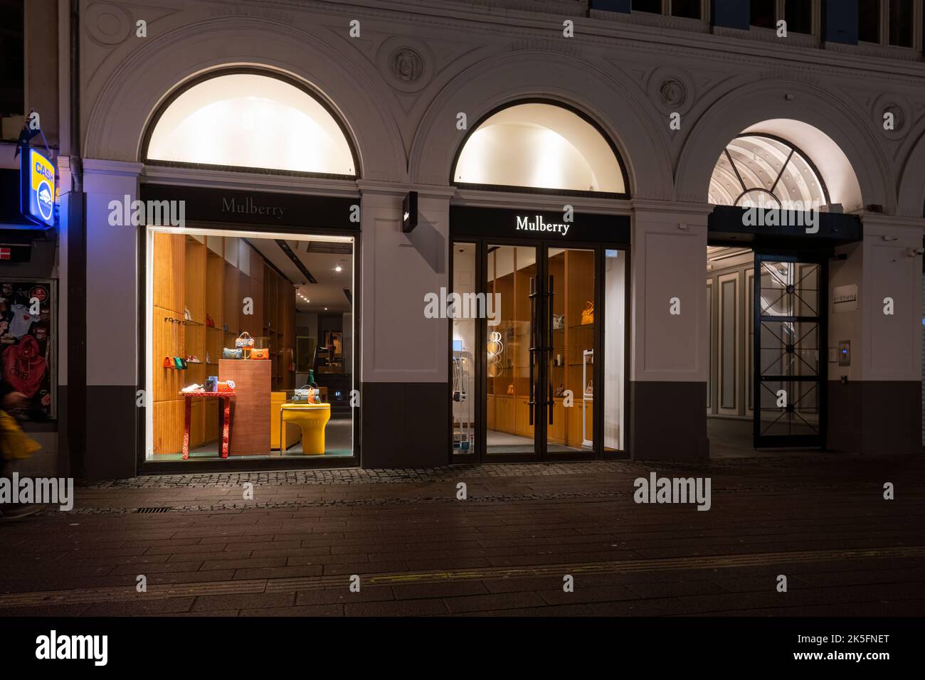 Copenaghen, Danimarca. Ottobre 2022. Vista esterna del negozio Mulberry di notte nel centro della città Foto Stock