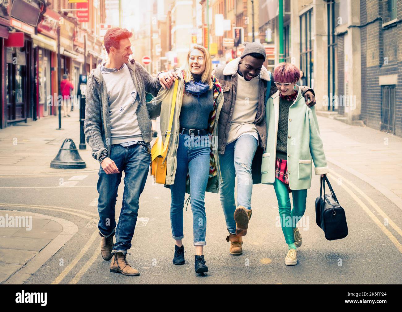 Amici multirazziali felici che camminano su Brick Lane a Shoreditch a Londra - concetto di amicizia con i giovani multiculturali su panni hipster avere Foto Stock