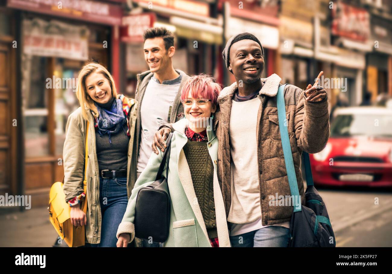 Felici amici multirazziali che camminano su Brick Lane a Shoreditch London - concetto di amicizia con giovani multiculturali su abiti invernali divertirsi Foto Stock
